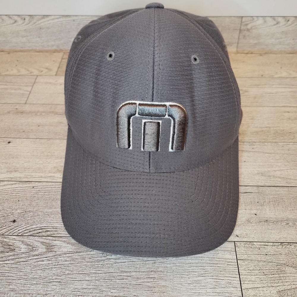 Travis Mathew Embroidered Logo Gray B-Bahamas Golf FlexFit Yupoong Hat Size S-M